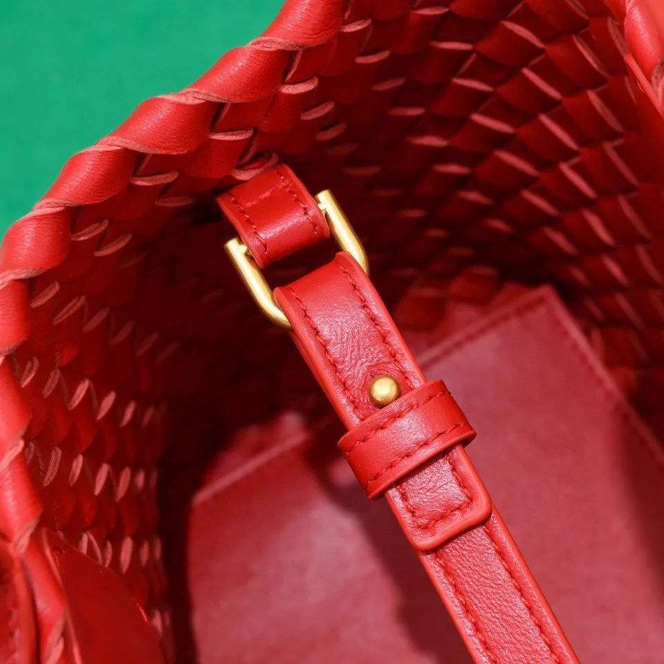 Batch 1560 Hello everyone, I have a new name, it’s called the Cabat woven Mini vegetable basket model ~ it can finally be carried on the shoulder. It is based on the original bag type and adds a shoulder strap and it is detachable! It's equivalent to spending one dollar to buy two bags. As the ace cutie of BV family, I really have no choice but to buy one! This bag of ours is really exactly the same as ZP. You can look big with a small amount of money~ Original sheepskin: size: 20*16*13cm, model: 5211#
